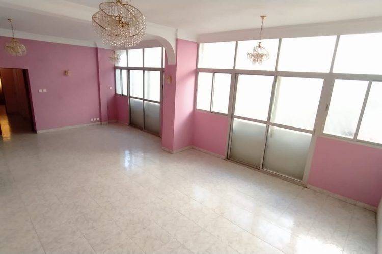 IVANDRY – GRANDE VILLA T6 MODERNE A USAGE MIXTE  AU BORD DE LA ROUTE PRINCIPALE AVEC GRAND PARKING ET SANS JARDIN  – REF 2019-IVV013