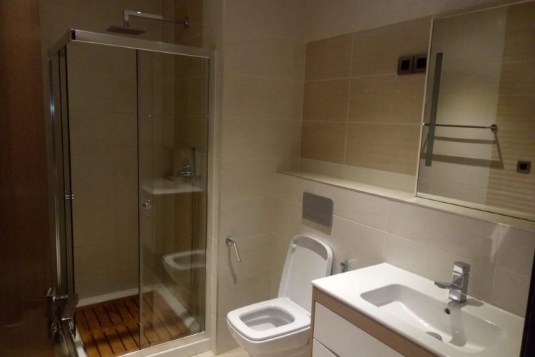 IVANDRY – GRAND APPARTEMENT T4 MEUBLE AU BORD D’UN LAC AVEC BELLE VUE -ASCENSEUR-GROUPE ELECTROGENE ET ACTIVITES DANS UNE RESIDENCE SECURISEE A 1 MINUTES DES ECOLES – REF : 2025-IVA0287