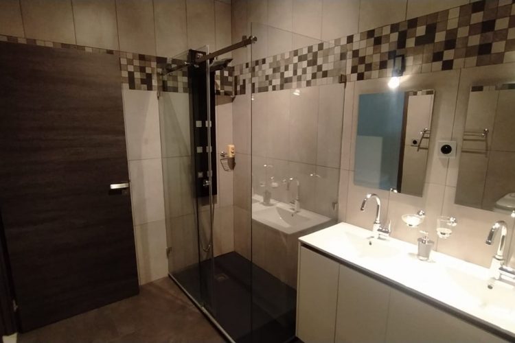 IVANDRY – GRAND APPARTEMENT T4 MEUBLE AU BORD D’UN LAC AVEC BELLE VUE -ASCENSEUR-GROUPE ELECTROGENE ET ACTIVITES DANS UNE RESIDENCE SECURISEE A 1 MINUTES DES ECOLES – REF : 2025-IVA0287