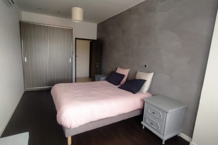IVANDRY – GRAND APPARTEMENT T4 MEUBLE AU BORD D’UN LAC AVEC BELLE VUE -ASCENSEUR-GROUPE ELECTROGENE ET ACTIVITES DANS UNE RESIDENCE SECURISEE A 1 MINUTES DES ECOLES – REF : 2025-IVA0287