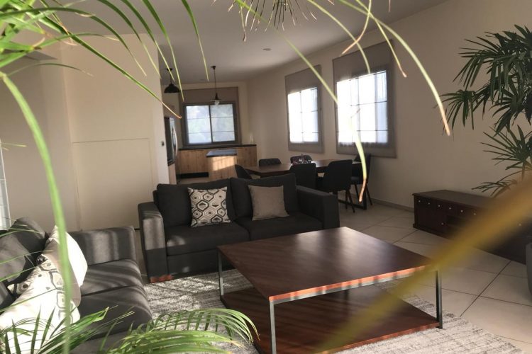 IVANDRY – GRAND APPARTEMENT T4 MEUBLE AU BORD D’UN LAC AVEC BELLE VUE -ASCENSEUR-GROUPE ELECTROGENE ET ACTIVITES DANS UNE RESIDENCE SECURISEE A 1 MINUTES DES ECOLES – REF : 2025-IVA0287