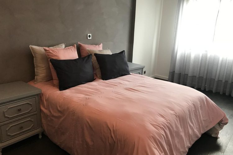 IVANDRY – GRAND APPARTEMENT T4 MEUBLE AU BORD D’UN LAC AVEC BELLE VUE -ASCENSEUR-GROUPE ELECTROGENE ET ACTIVITES DANS UNE RESIDENCE SECURISEE A 1 MINUTES DES ECOLES – REF : 2025-IVA0287