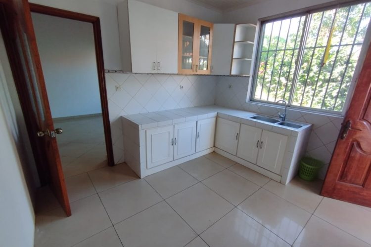 AMBATOBE VILLA BASSE T4 AVEC GROUPE ELECTROGENE ET JARDIN ARBORE DANS UNE RESIDENCE SEUCRISEE A 1 MINUTE DU LYCEE FRANCAIS – REF : 2025-A0BV363