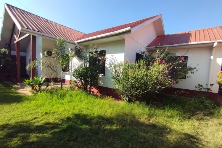 AMBATOBE VILLA BASSE T4 AVEC GROUPE ELECTROGENE ET JARDIN ARBORE DANS UNE RESIDENCE SEUCRISEE A 1 MINUTE DU LYCEE FRANCAIS – REF : 2025-A0BV363