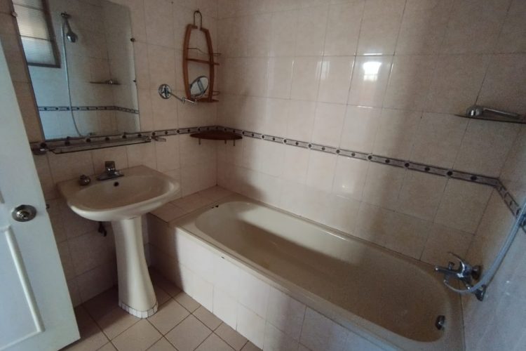 AMBATOBE VILLA BASSE T4 AVEC GROUPE ELECTROGENE ET JARDIN ARBORE DANS UNE RESIDENCE SEUCRISEE A 1 MINUTE DU LYCEE FRANCAIS – REF : 2025-A0BV363