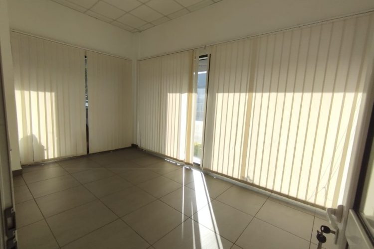 ANKORONDRANO – GRANDS LOCAUX EN BAIE VITREE DE 415 à 500M² DANS UNE RESIDENCE SECURISEE AVEC GRAND PARKING – REF : 2023-ANKLC507