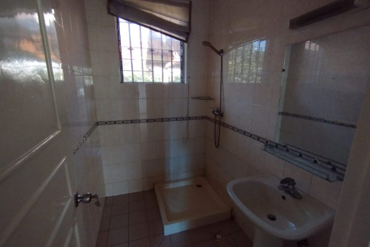 AMBATOBE VILLA BASSE T4 AVEC GROUPE ELECTROGENE ET JARDIN ARBORE DANS UNE RESIDENCE SEUCRISEE A 1 MINUTE DU LYCEE FRANCAIS – REF : 2025-A0BV363