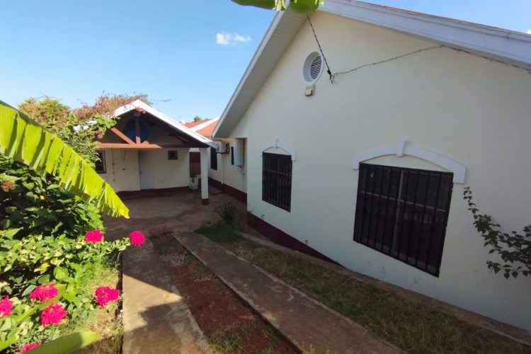 AMBATOBE VILLA BASSE T4 AVEC GROUPE ELECTROGENE ET JARDIN ARBORE DANS UNE RESIDENCE SEUCRISEE A 1 MINUTE DU LYCEE FRANCAIS – REF : 2025-A0BV363
