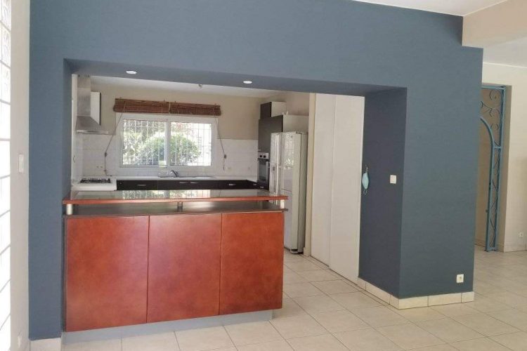 En decembre – AMBATOBE  GRANDE VILLA T8 AVEC PISCINE ET GRAND JARDIN ARBORE A LA RESIDENCE D’AMBATOBE – Réf : 2023-AOBV1200