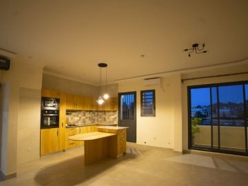 IVANDRY – APPARTEMENT T3  DE STANDING DANS UNE RESIDENCE SECURISEE AVEC ROOOFTOP AVEC BELLE VUE PANORAMIQUE ET RO- ASCENSEUR ET GROUPE ELECTROGENE   A 5 MINUTES A PIEDS DES ECOLES – REF : 2025-IVA0405