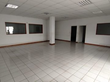 ANKORONDRANO – LOCAL DE 140M² AVEC GROUPE ELECTROGENE ET GRAND PARKING DANS UNE RESIDENCE SECURISEE -REF:2025-ANKLC005