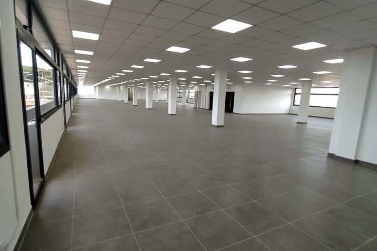 IVANDRY ALAROBIA – DES LOCAUX DE 634.64M² A 2635M²DANS UN GRAND IMMEUBLE  EN BAIE VITREE DE HAUT STANDING AVEC GRAND PARKING -GROUPE ELECTROGENE ET ASCENSEUR DANS UNE RESIDENCE SECURISEE EN BORD DE ROUTE PRINCIPALE – REF: 2025-IVLC0200