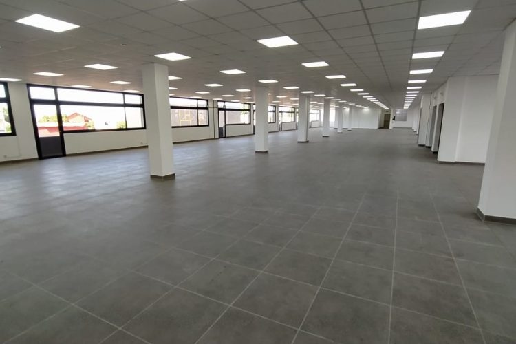 IVANDRY ALAROBIA – DES LOCAUX DE 634.64M² A 2635M²DANS UN GRAND IMMEUBLE  EN BAIE VITREE DE HAUT STANDING AVEC GRAND PARKING -GROUPE ELECTROGENE ET ASCENSEUR DANS UNE RESIDENCE SECURISEE EN BORD DE ROUTE PRINCIPALE – REF: 2025-IVLC0200