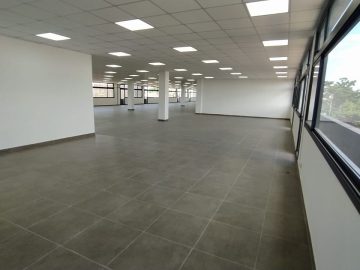IVANDRY ALAROBIA – DES LOCAUX DE 365M² A 2635M²DANS UN GRAND IMMEUBLE  EN BAIE VITREE DE HAUT STANDING AVEC GRAND PARKING -GROUPE ELECTROGENE ET ASCENSEUR DANS UNE RESIDENCE SECURISEE EN BORD DE ROUTE PRINCIPALE – REF: 2025-IVLC0200