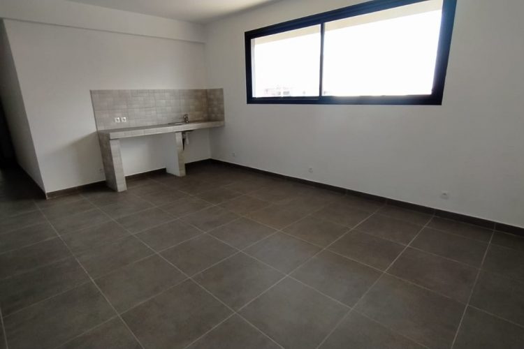IVANDRY ALAROBIA – DES LOCAUX DE 634.64M² A 2635M²DANS UN GRAND IMMEUBLE  EN BAIE VITREE DE HAUT STANDING AVEC GRAND PARKING -GROUPE ELECTROGENE ET ASCENSEUR DANS UNE RESIDENCE SECURISEE EN BORD DE ROUTE PRINCIPALE – REF: 2025-IVLC0200