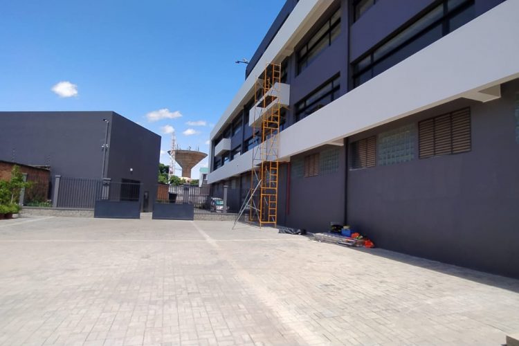 IVANDRY ALAROBIA – DES LOCAUX DE 634.64M² A 2635M²DANS UN GRAND IMMEUBLE  EN BAIE VITREE DE HAUT STANDING AVEC GRAND PARKING -GROUPE ELECTROGENE ET ASCENSEUR DANS UNE RESIDENCE SECURISEE EN BORD DE ROUTE PRINCIPALE – REF: 2025-IVLC0200