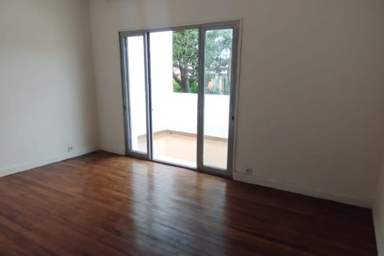 A 1 MINUTE D’ANKORONDRANO – LOCAL BUREAU /VILLA T9 DE 600M² AVEC GRAND PARKING AVEC BELLE VUE SUR LE LAC MASAY A DEUX PAS DE LA ROUTE PRINCIPALE A ANDRANOBEVAVA – REF : 2025-ANKLC0320