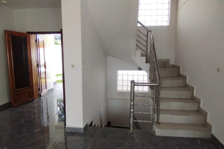 A 1 MINUTE D’ANKORONDRANO – LOCAL BUREAU /VILLA T9 DE 600M² AVEC GRAND PARKING AVEC BELLE VUE SUR LE LAC MASAY A DEUX PAS DE LA ROUTE PRINCIPALE A ANDRANOBEVAVA – REF : 2025-ANKLC0320