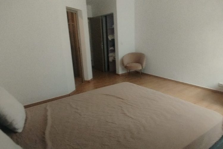 IVANDRY – GRAND APPARTEMENT T4 MEUBLE DANS UNE RESIDENCE SECURISEE AVEC GROUPE ELECTROGENE ET ASCENSEUR – REF : 2025-IVA0315