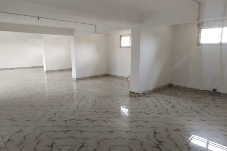 A 1 MINUTE D’ANKORONDRANO – LOCAL BUREAU /VILLA T9 DE 600M² AVEC GRAND PARKING AVEC BELLE VUE SUR LE LAC MASAY A DEUX PAS DE LA ROUTE PRINCIPALE A ANDRANOBEVAVA – REF : 2025-ANKLC0320