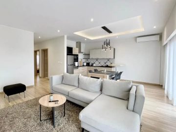 ANDROHIBE – GRAND APPARTEMENT T3 MEUBLE AVEC GROUPE ELECTROGENE-SALLE DE SPORT ET ROOFTOP A 5 MINUTES DES ECOLES – REF : 2025-ADBA0358