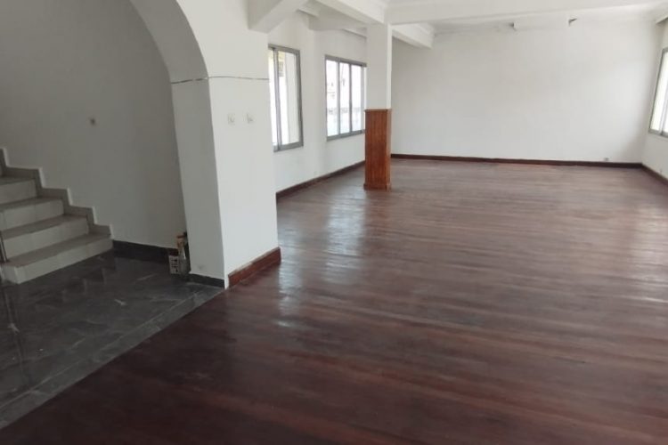 A 1 MINUTE D’ANKORONDRANO – LOCAL BUREAU /VILLA T9 DE 600M² AVEC GRAND PARKING AVEC BELLE VUE SUR LE LAC MASAY A DEUX PAS DE LA ROUTE PRINCIPALE A ANDRANOBEVAVA – REF : 2025-ANKLC0320