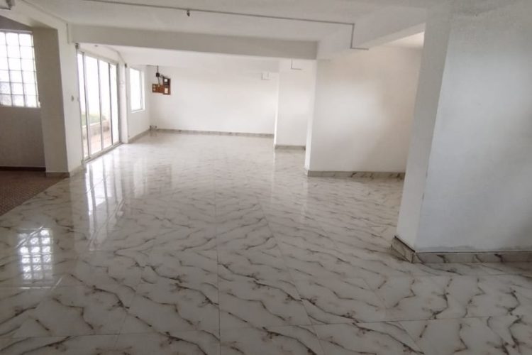 A 1 MINUTE D’ANKORONDRANO – LOCAL BUREAU /VILLA T9 DE 600M² AVEC GRAND PARKING AVEC BELLE VUE SUR LE LAC MASAY A DEUX PAS DE LA ROUTE PRINCIPALE A ANDRANOBEVAVA – REF : 2025-ANKLC0320