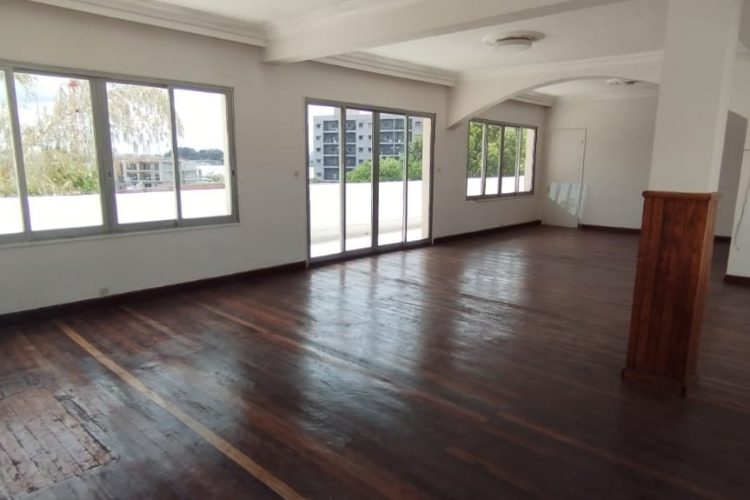A 1 MINUTE D’ANKORONDRANO – LOCAL BUREAU /VILLA T9 DE 600M² AVEC GRAND PARKING AVEC BELLE VUE SUR LE LAC MASAY A DEUX PAS DE LA ROUTE PRINCIPALE A ANDRANOBEVAVA – REF : 2025-ANKLC0320