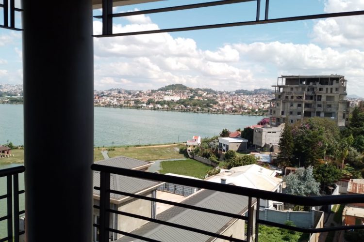 IVANDRY – APPARTEMENT T2 MEUBLE AVEC BELLE VUE SUR LE LAC MASAY DANS UNE RESIDENCE AVEC ACTIVITES -GROUPE ELECTROGENE ET ASCENSEUR  – REF : 2025-IVA0303