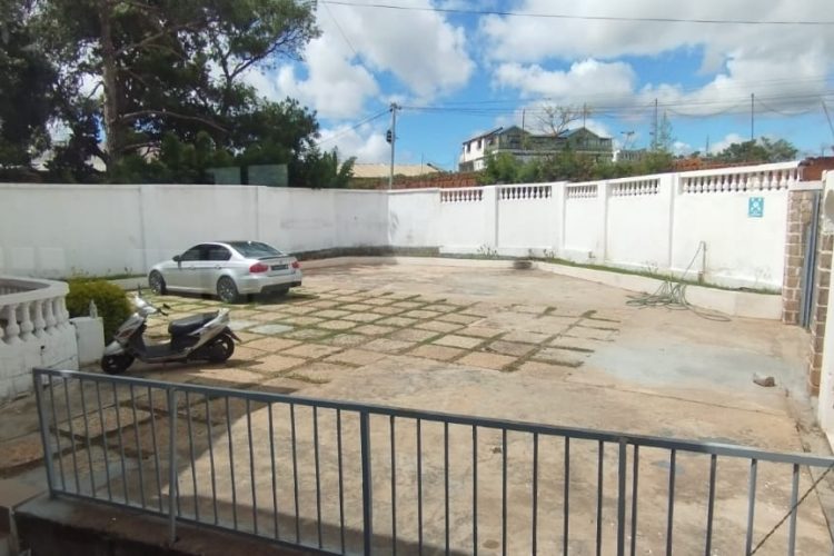 A 1 MINUTE D’ANKORONDRANO – LOCAL BUREAU /VILLA T9 DE 600M² AVEC GRAND PARKING AVEC BELLE VUE SUR LE LAC MASAY A DEUX PAS DE LA ROUTE PRINCIPALE A ANDRANOBEVAVA – REF : 2025-ANKLC0320