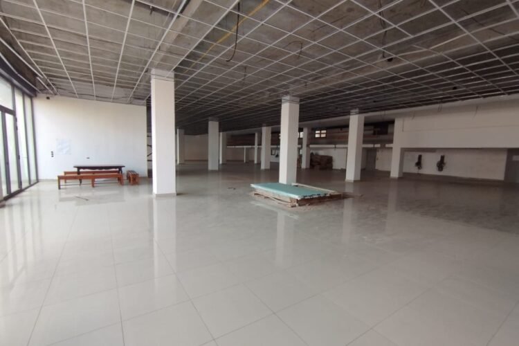 ALAROBIA ANOSIVAVAKA – IMMEUBLE NEUFDE STANDING AVEC DES LOCAUX DE 856.78M² A 5550M² EN BORD DE  ROUTE PRINCIPALE A 2 MINUTES D’ANKORONDRANO – REF : 20258-ALLC0801