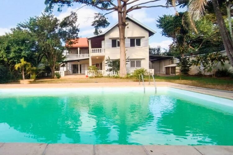 AMBATOBE – GRANDE VILLA T6 DE STANDING AVEC GRAND JARDIN ARBORE ET PISCINE A 1 MINUTE DU LYCEE FRANCAIS -REF : 2025-AOBV0838