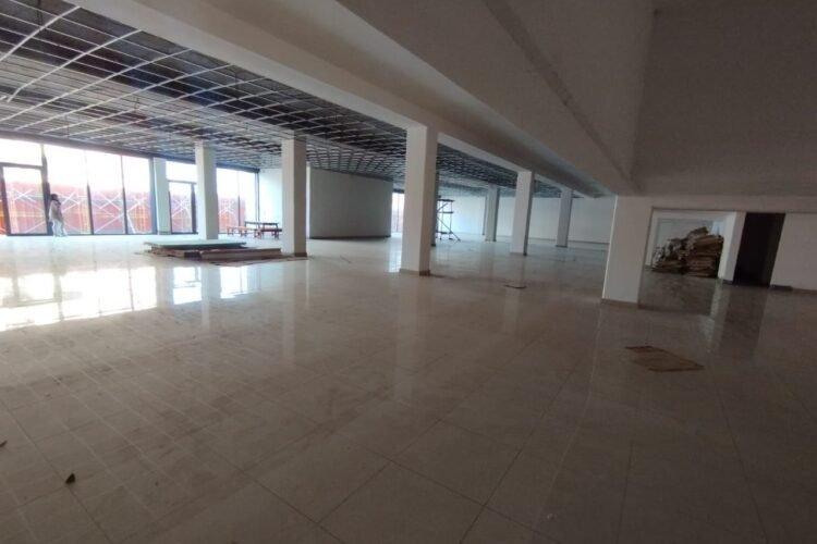 ALAROBIA ANOSIVAVAKA – IMMEUBLE NEUFDE STANDING AVEC DES LOCAUX DE 856.78M² A 5550M² EN BORD DE  ROUTE PRINCIPALE A 2 MINUTES D’ANKORONDRANO – REF : 20258-ALLC0801