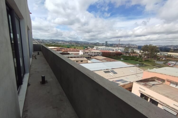 ALAROBIA ANOSIVAVAKA – IMMEUBLE NEUFDE STANDING AVEC DES LOCAUX DE 856.78M² A 5550M² EN BORD DE  ROUTE PRINCIPALE A 2 MINUTES D’ANKORONDRANO – REF : 20258-ALLC0801