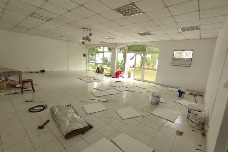 IVANDRY – LOCAUX DE 71.06M² A 405M² AVEC GRAND JARDIN ARBORE – GROUPE ELECTROGENE -ASCENSEUR – GRAND PARKING ET BELLE VUE DANS UNE RESIDENCE SECURISEE EN BORD DE ROUTE PRINCIPALE – REF : 2025-IVLC0801