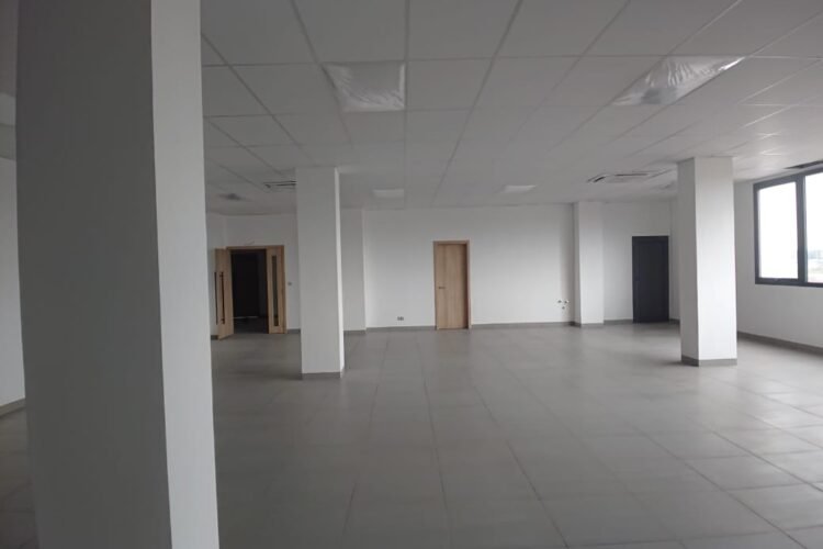 ANKORONDRANO – GRANDS LOCAUX /OPEN SPACE DE 195.01M² A 10500M² DANS UN IMMEUBLE NEUF EN BAIE VITREE ET SECURISE EN BORD DE ROUTE PRINCIPALE AVEC EMPLACEMENT PREMIUM – REF : 2025-ANKLC0804