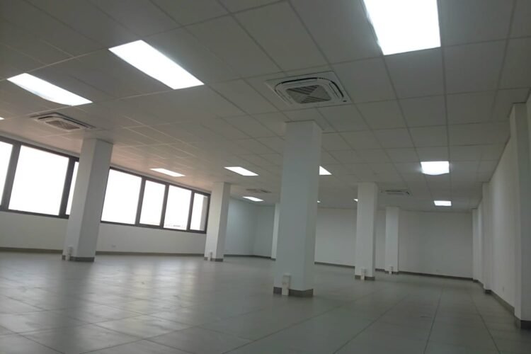 ANKORONDRANO – GRANDS LOCAUX /OPEN SPACE DE 195.01M² A 10500M² DANS UN IMMEUBLE NEUF EN BAIE VITREE ET SECURISE EN BORD DE ROUTE PRINCIPALE AVEC EMPLACEMENT PREMIUM – REF : 2025-ANKLC0804