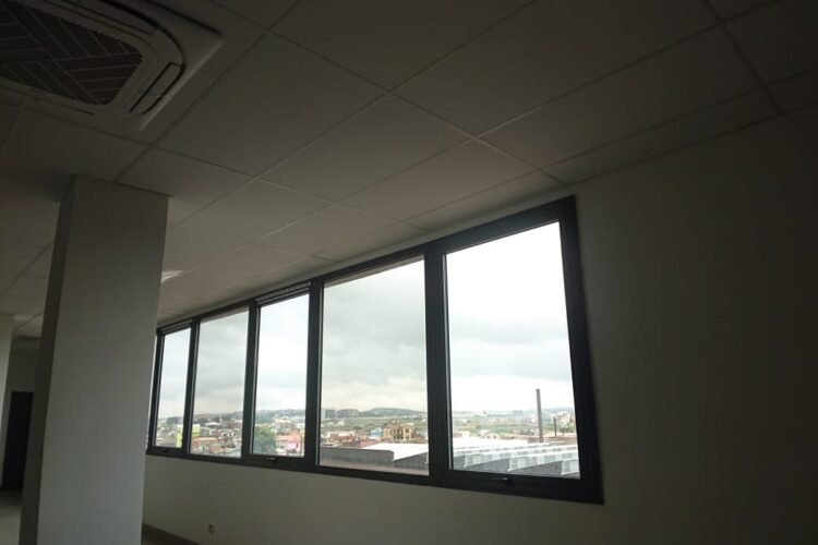 ANKORONDRANO – GRANDS LOCAUX /OPEN SPACE DE 195.01M² A 10500M² DANS UN IMMEUBLE NEUF EN BAIE VITREE ET SECURISE EN BORD DE ROUTE PRINCIPALE AVEC EMPLACEMENT PREMIUM – REF : 2025-ANKLC0804