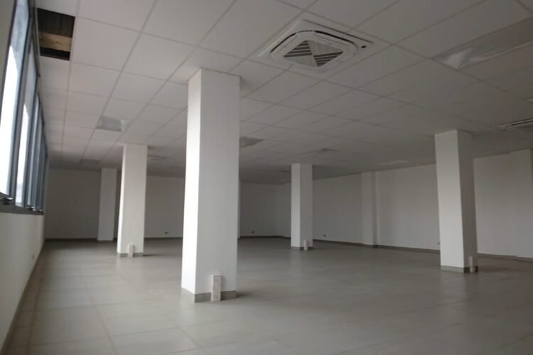 ANKORONDRANO – GRANDS LOCAUX /OPEN SPACE DE 195.01M² A 10500M² DANS UN IMMEUBLE NEUF EN BAIE VITREE ET SECURISE EN BORD DE ROUTE PRINCIPALE AVEC EMPLACEMENT PREMIUM – REF : 2025-ANKLC0804