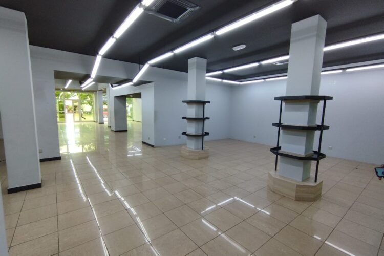 IVANDRY – LOCAUX DE 71.06M² A 405M² AVEC GRAND JARDIN ARBORE – GROUPE ELECTROGENE -ASCENSEUR – GRAND PARKING ET BELLE VUE DANS UNE RESIDENCE SECURISEE EN BORD DE ROUTE PRINCIPALE – REF : 2025-IVLC0801