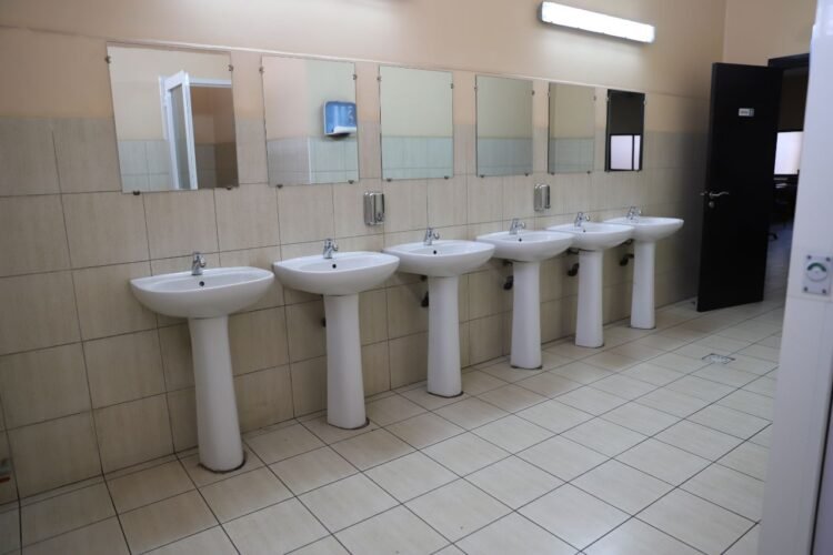 SOANIERANA – LOCAL/ENTREPOT DE 1891M² A 5000M² DASN UNE RESIDENCE EN BORD DE ROUTE PRINCIPALE AVEC ACCES ET PARKING SEMI REMORQUE A 2 MINUTES DE TANJOMBATO ET 2 PAS DE LA CENTRE VILLE – REF : 2025-SNENT0801