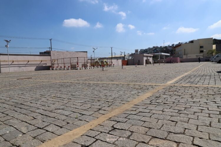 SOANIERANA – LOCAL/ENTREPOT DE 1891M² A 5000M² DASN UNE RESIDENCE EN BORD DE ROUTE PRINCIPALE AVEC ACCES ET PARKING SEMI REMORQUE A 2 MINUTES DE TANJOMBATO ET 2 PAS DE LA CENTRE VILLE – REF : 2025-SNENT0801