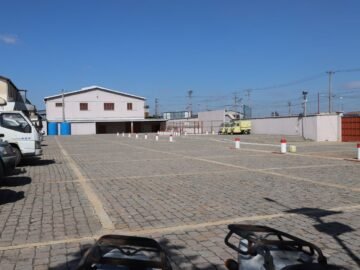 SOANIERANA – LOCAL/ENTREPOT DE 1891M² A 5000M² DASN UNE RESIDENCE EN BORD DE ROUTE PRINCIPALE AVEC ACCES ET PARKING SEMI REMORQUE A 2 MINUTES DE TANJOMBATO ET 2 PAS DE LA CENTRE VILLE – REF : 2025-SNENT0801
