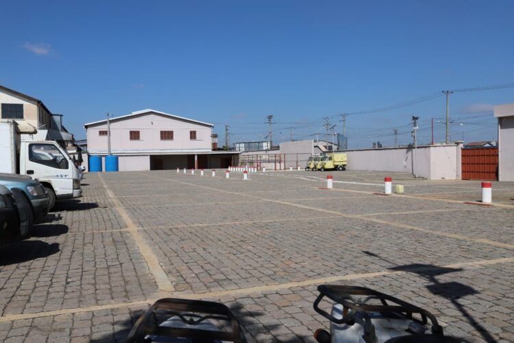 SOANIERANA – LOCAL/ENTREPOT DE 1891M² A 5000M² DASN UNE RESIDENCE EN BORD DE ROUTE PRINCIPALE AVEC ACCES ET PARKING SEMI REMORQUE A 2 MINUTES DE TANJOMBATO ET 2 PAS DE LA CENTRE VILLE – REF : 2025-SNENT0801