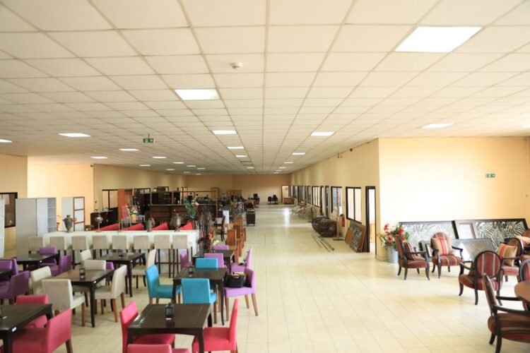 SOANIERANA – LOCAL/ENTREPOT DE 1891M² A 5000M² DASN UNE RESIDENCE EN BORD DE ROUTE PRINCIPALE AVEC ACCES ET PARKING SEMI REMORQUE A 2 MINUTES DE TANJOMBATO ET 2 PAS DE LA CENTRE VILLE – REF : 2025-SNENT0801