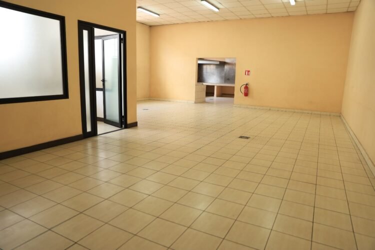 SOANIERANA – LOCAL/ENTREPOT DE 1891M² A 5000M² DASN UNE RESIDENCE EN BORD DE ROUTE PRINCIPALE AVEC ACCES ET PARKING SEMI REMORQUE A 2 MINUTES DE TANJOMBATO ET 2 PAS DE LA CENTRE VILLE – REF : 2025-SNENT0801