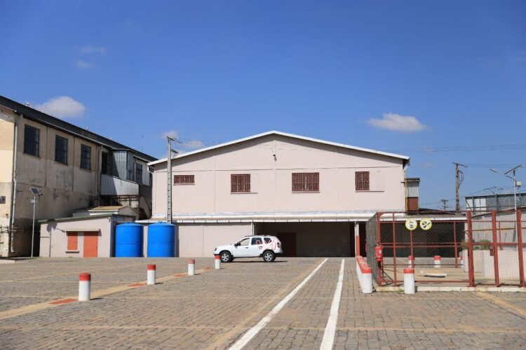 SOANIERANA – LOCAL/ENTREPOT DE 1891M² A 5000M² DASN UNE RESIDENCE EN BORD DE ROUTE PRINCIPALE AVEC ACCES ET PARKING SEMI REMORQUE A 2 MINUTES DE TANJOMBATO ET 2 PAS DE LA CENTRE VILLE – REF : 2025-SNENT0801