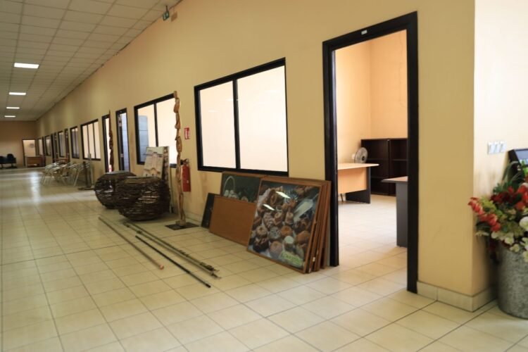 SOANIERANA – LOCAL/ENTREPOT DE 1891M² A 5000M² DASN UNE RESIDENCE EN BORD DE ROUTE PRINCIPALE AVEC ACCES ET PARKING SEMI REMORQUE A 2 MINUTES DE TANJOMBATO ET 2 PAS DE LA CENTRE VILLE – REF : 2025-SNENT0801
