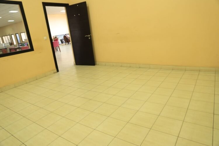 SOANIERANA – LOCAL/ENTREPOT DE 1891M² A 5000M² DASN UNE RESIDENCE EN BORD DE ROUTE PRINCIPALE AVEC ACCES ET PARKING SEMI REMORQUE A 2 MINUTES DE TANJOMBATO ET 2 PAS DE LA CENTRE VILLE – REF : 2025-SNENT0801