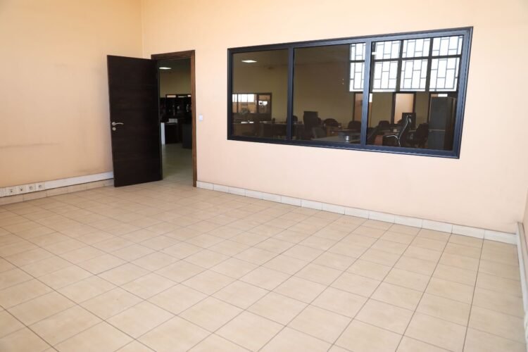 SOANIERANA – LOCAL/ENTREPOT DE 1891M² A 5000M² DASN UNE RESIDENCE EN BORD DE ROUTE PRINCIPALE AVEC ACCES ET PARKING SEMI REMORQUE A 2 MINUTES DE TANJOMBATO ET 2 PAS DE LA CENTRE VILLE – REF : 2025-SNENT0801